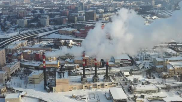 I vinterstaden röker fabrikernas skorstenar. Begreppet luftföroreningar. Miljöföroreningar från industriavfall — Stockvideo