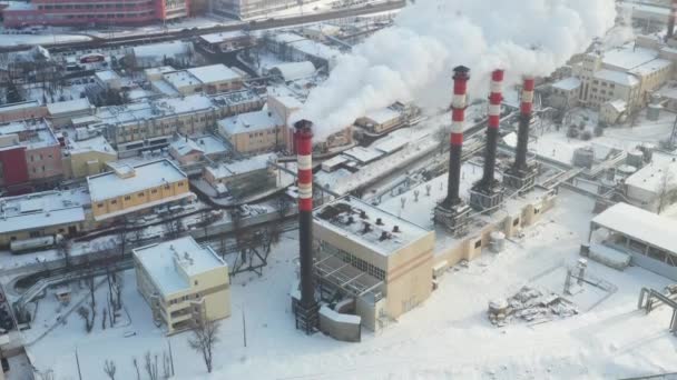 Kış şehrinde fabrika bacaları tütüyor. Hava kirliliği kavramı. Endüstriyel atıklarla çevre kirliliği — Stok video