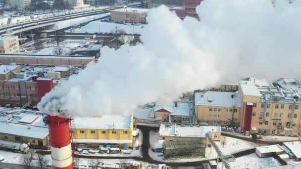 I vinterstaden röker fabrikernas skorstenar. Begreppet luftföroreningar. Miljöföroreningar från industriavfall — Stockvideo