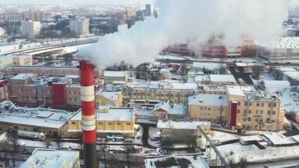 在冬城，工厂的烟囱在冒烟。空气污染的概念。工业废物对环境的污染 — 图库视频影像