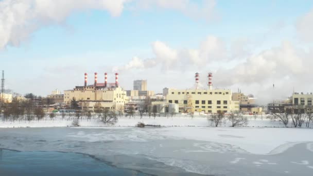 Στη χειμερινή πόλη, οι καμινάδες των εργοστασίων καπνίζουν. Η έννοια της ατμοσφαιρικής ρύπανσης. Περιβαλλοντική ρύπανση από βιομηχανικά απόβλητα — Αρχείο Βίντεο
