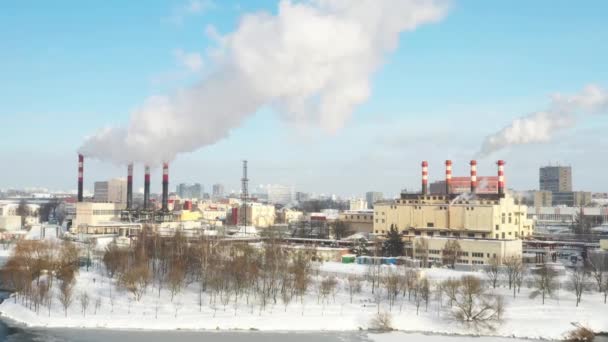 In der Winterstadt rauchen die Schornsteine der Fabriken. Der Begriff Luftverschmutzung. Umweltverschmutzung durch Industrieabfälle — Stockvideo