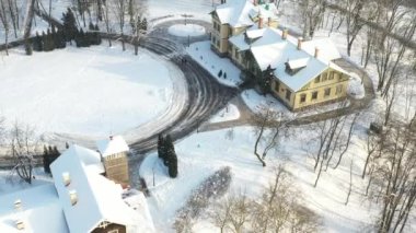 Loshitsky Parkı 'nda kışın köprüsü olan gölde bir ada. Minsk, Belarus.