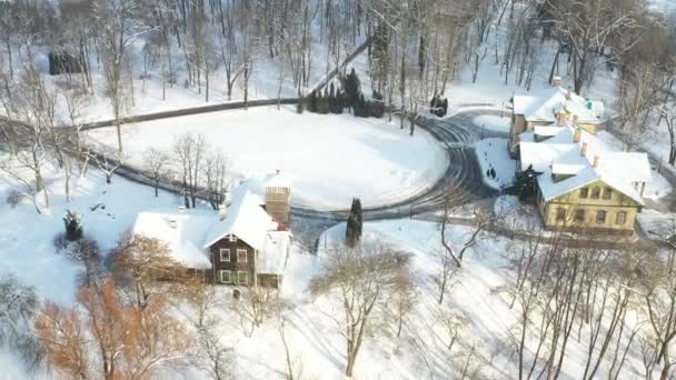 冬に橋のある湖の上の島｜Loshitsky Park.Minsk 、ベラルーシ — ストック動画