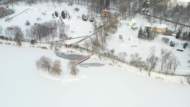 LAn island on a lake with a bridge in the winter Loshitsky Park.Minsk, Belarus — Stock Video