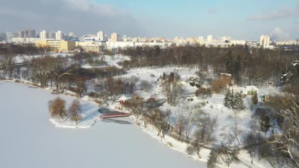 LAn island on a lake with a bridge in the winter Loshitsky Park.Minsk, Belarus — Stock Video