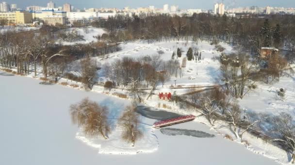 LUna isla en un lago con un puente en el invierno Loshitsky Park.Minsk, Bielorrusia — Vídeos de Stock