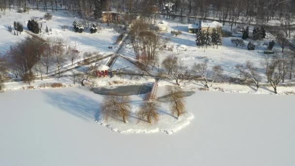 LAn island on a lake with a bridge in the winter Loshitsky Park.Minsk, Belarus — Stock Video