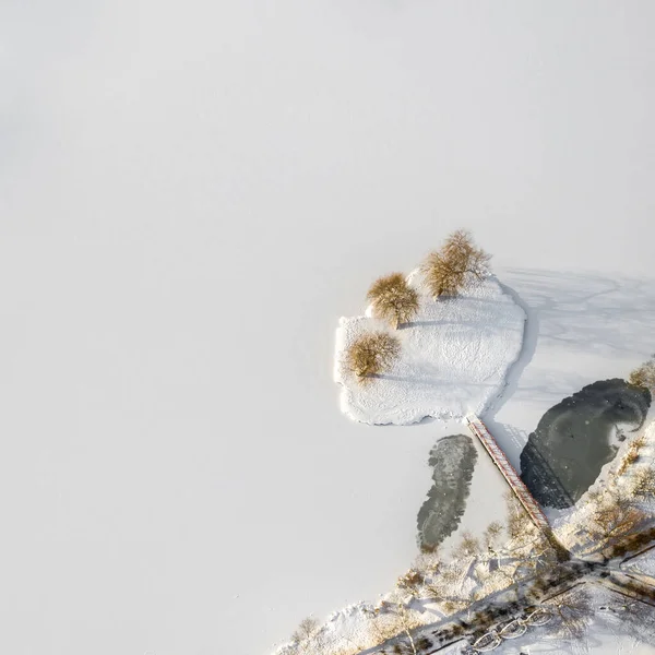 Uma Ilha Lago Com Uma Ponte Inverno Loshitsky Park Minsk — Fotografia de Stock