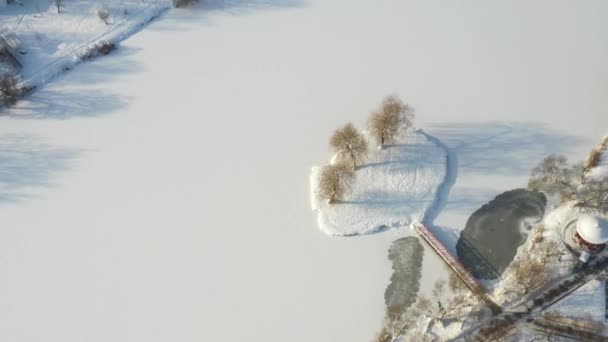 Остров на озере с мостом в зимнем Читинском парке. — стоковое видео