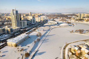 Minsk 'in karla kaplı eski merkezi. Trinity banliyösünde. Beyaz Rusya.