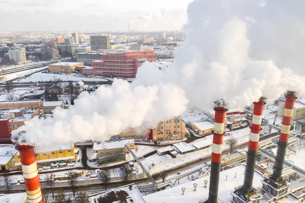 Kış Şehrinde Fabrikanın Bacaları Tütüyor Hava Kirliliği Kavramı Endüstriyel Atıklarla — Stok fotoğraf