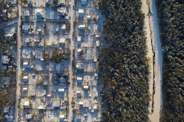 Minsk yakınlarındaki ormandaki bir yaz köyünün manzarası. Beyaz Rusya.