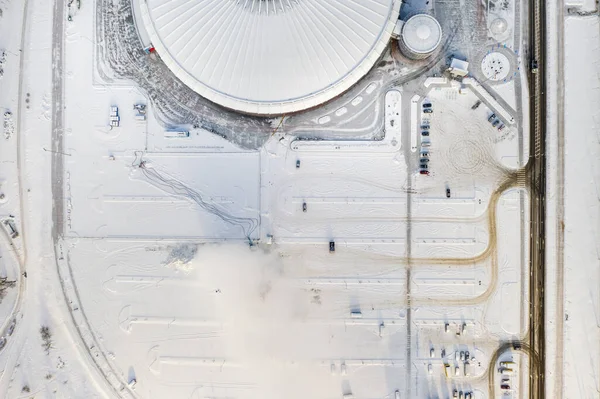 ミンスクに駐車場がある近代的なスポーツ複合施設の冬のトップビュー ベラルーシ — ストック写真