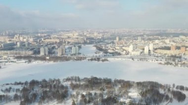 Serebryanka bölgesinin ve Chizhov rezervuarının kışın en iyi manzarası. Minsk, Belarus