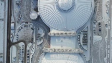 Minsk 'te park yeri olan modern bir spor kompleksinin kışın en iyi manzarası. Beyaz Rusya