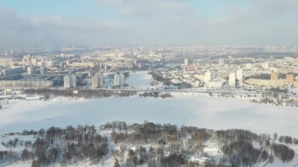 Vista superior do distrito de Serebryanka e do reservatório de Chizhov no inverno. Minsk, Bielorrússia — Vídeo de Stock