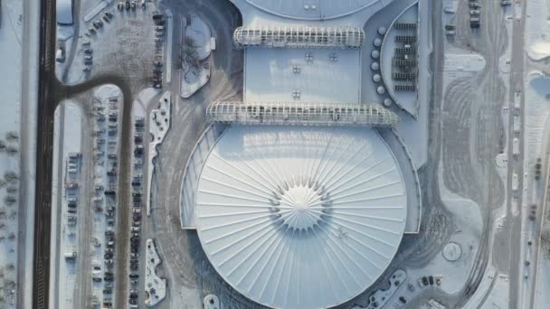 一个现代化的体育场冬季的顶部视图，它停在明斯克。白俄罗斯 — 图库视频影像
