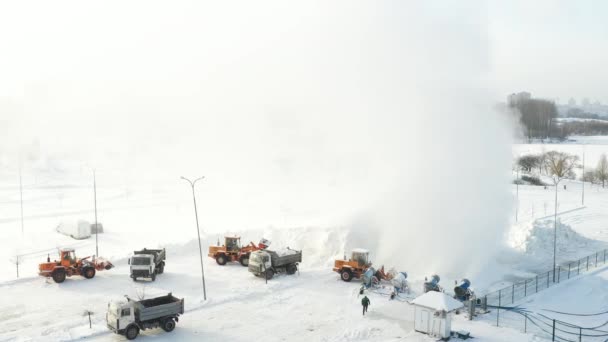Ovanifrån av arbetet med fyra snö kanoner för produktion av konstgjord snö — Stockvideo