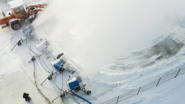 Bovenaanzicht van het werk van vier sneeuwkanonnen voor de productie van kunstsneeuw — Stockvideo