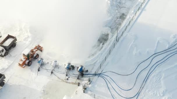 Вид сверху на работу четырех снегоуборочных машин для производства искусственного снега — стоковое видео