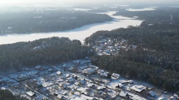 Vista superior en invierno de un moderno complejo deportivo con aparcamiento en Minsk. Belarús — Vídeos de Stock