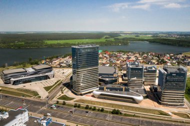 Minsk.Pobediteley Bulvarı 'nın tepesinden bir görüntü. Minsk.Belarus' ta yeni bir yerleşim ve iş bölgesi..