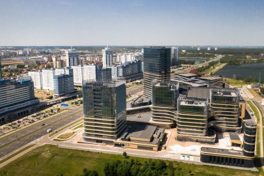 Minsk.Pobediteley Bulvarı 'nın tepesinden bir görüntü. Minsk.Belarus' ta yeni bir yerleşim ve iş bölgesi..