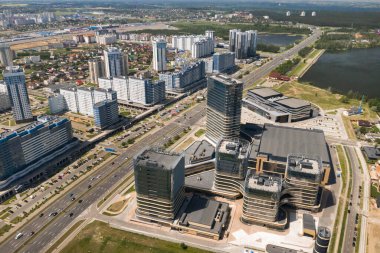 Minsk.Pobediteley Bulvarı 'nın tepesinden bir görüntü. Minsk.Belarus' ta yeni bir yerleşim ve iş bölgesi..