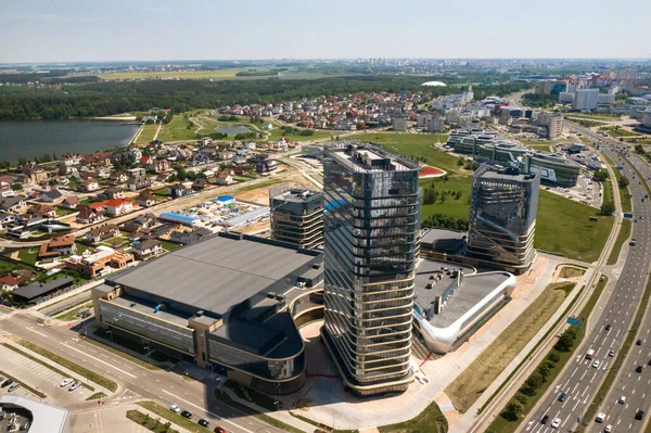 Minsk.Pobediteley Bulvarı 'nın tepesinden bir görüntü. Minsk.Belarus' ta yeni bir yerleşim ve iş bölgesi..