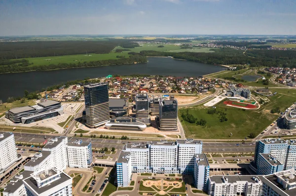 MinskのPobediteley Avenueの高さからの眺め Minskの新しい住宅街とビジネス地区 ベラルーシ — ストック写真