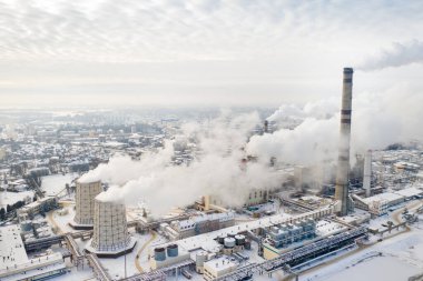 Minsk şehrinde kışın termik santral. Duman büyük bacalardan geliyor..