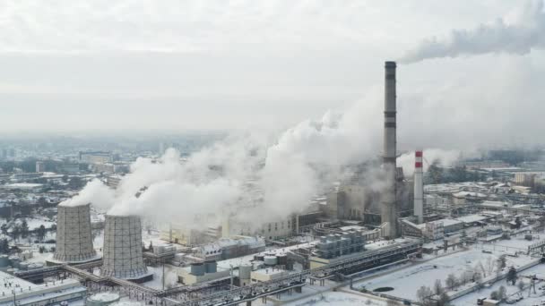 Värmekraftverk på vintern i staden Minsk. Rök kommer från de stora skorstenarna. — Stockvideo