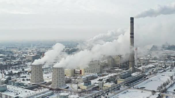 Теплова електростанція взимку в місті Мінську. Куріння йде від великих цимбалів. — стокове відео