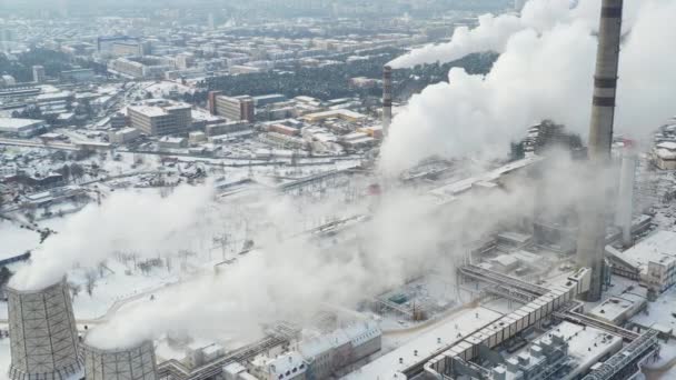 Centrale termica in inverno nella città di Minsk. Il fumo viene dai grandi camini. — Video Stock