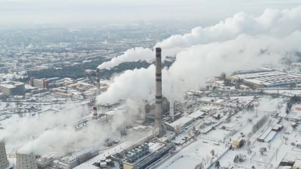 Тепловая электростанция зимой в городе Минске. Дым идет из больших дымоходов — стоковое видео