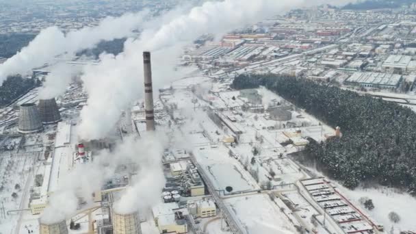 Thermische centrale in de winter in de stad Minsk. Er komt rook uit de grote schoorstenen. — Stockvideo