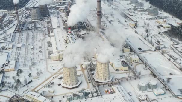 Värmekraftverk på vintern i staden Minsk. Rök kommer från de stora skorstenarna. — Stockvideo