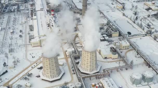 Thermische centrale in de winter in de stad Minsk. Er komt rook uit de grote schoorstenen. — Stockvideo