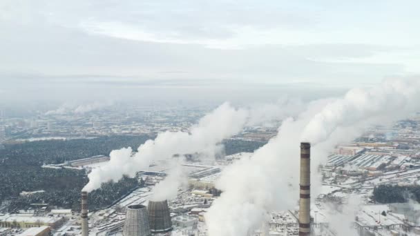 Central térmica en invierno en la ciudad de Minsk. El humo viene de las grandes chimeneas. — Vídeo de stock