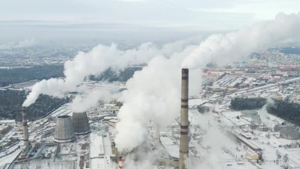 Тепловая электростанция зимой в городе Минске. Дым идет из больших дымоходов — стоковое видео