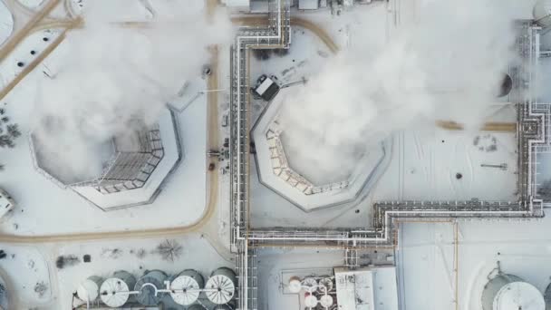 Тепловая электростанция зимой в городе Минске. Дым идет из больших дымоходов — стоковое видео