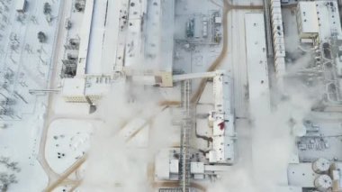 Minsk şehrinde kışın termik santral. Duman büyük bacalardan geliyor.