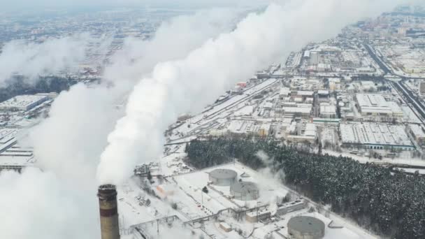 Θερμοηλεκτρικός σταθμός το χειμώνα στην πόλη του Μινσκ. Καπνός έρχεται από τις μεγάλες καμινάδες. — Αρχείο Βίντεο