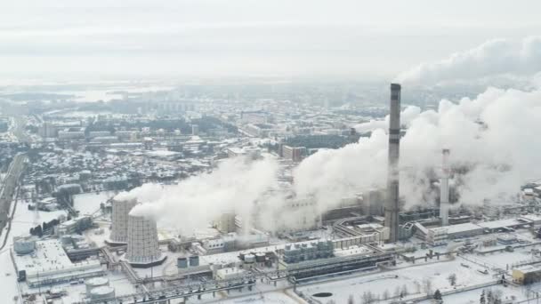 Central térmica en invierno en la ciudad de Minsk. El humo viene de las grandes chimeneas. — Vídeos de Stock