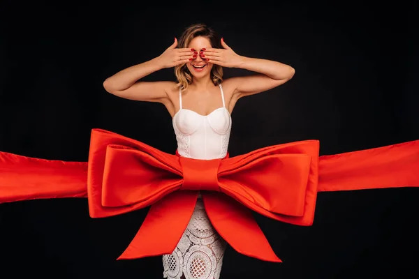 Una Mujer Vestido Blanco Como Regalo Cubre Sus Ojos Con — Foto de Stock