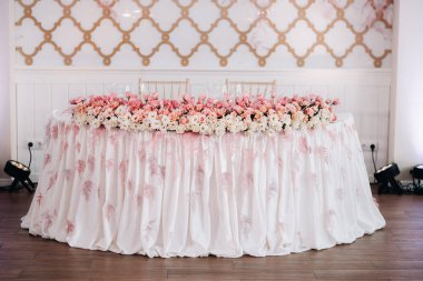 Şatoda masa süsleri, mum ışığında akşam yemeği için masa dekorasyonu. Mumlarla akşam yemeği..