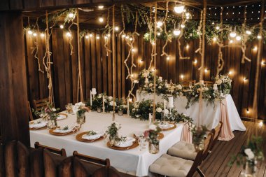 Şatoda masa süsleri, mum ışığında akşam yemeği için masa dekorasyonu. Mumlarla akşam yemeği..