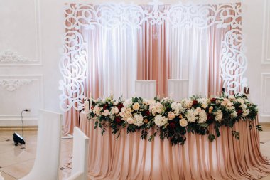 Masada çiçekler, mum ışığında yemek masası dekorasyonu.