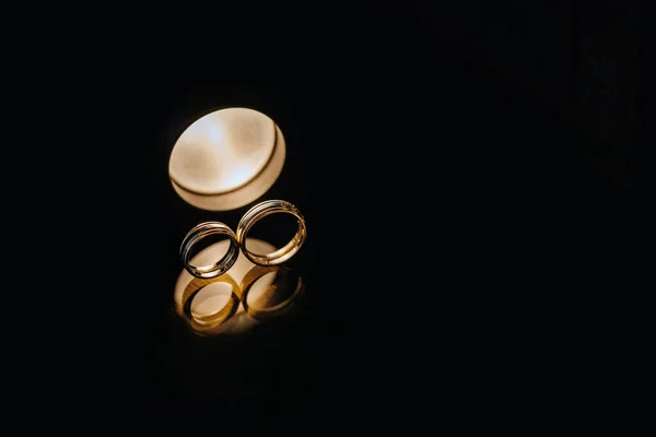 Close Two Gold Wedding Rings Wedding — Stock Photo, Image